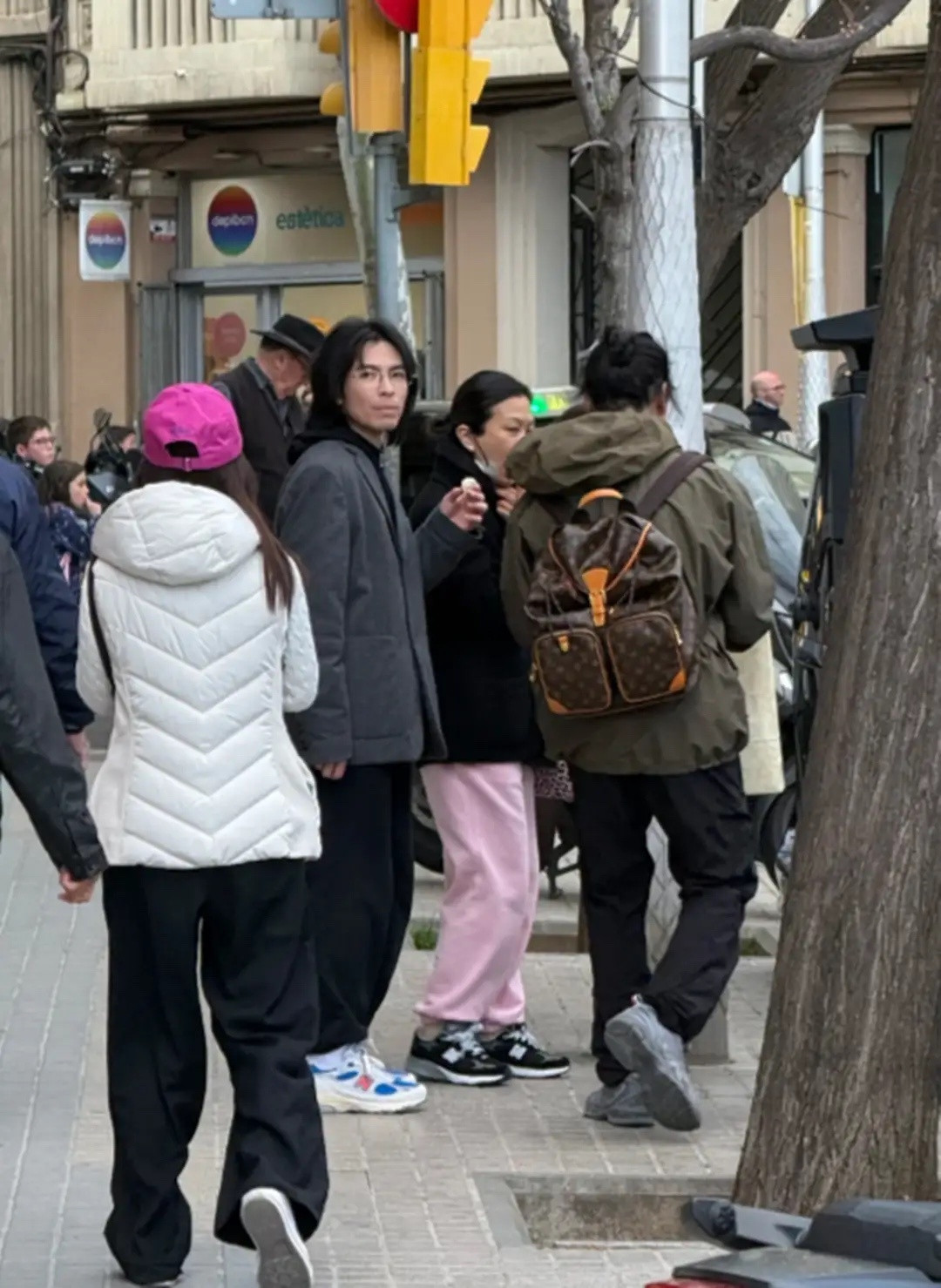 巴塞罗那偶遇萧敬腾夫妇，俩人都没化妆，14岁年龄差真的太直观了！