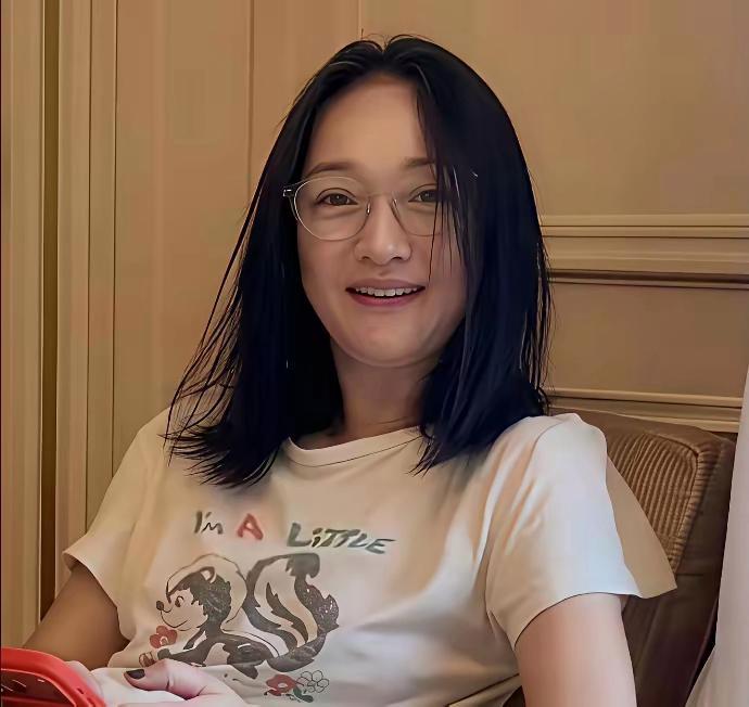 51岁的周迅坦然露出满头白发，从不刻意遮掩，松弛自在的模样独具魅力。