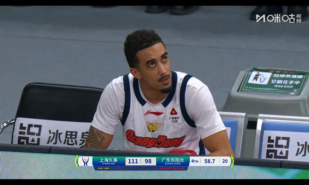 奎因获得一分钟休息，杜锋卢伟交流很轻松，俱乐部杯被应付很正常有些自媒体人很