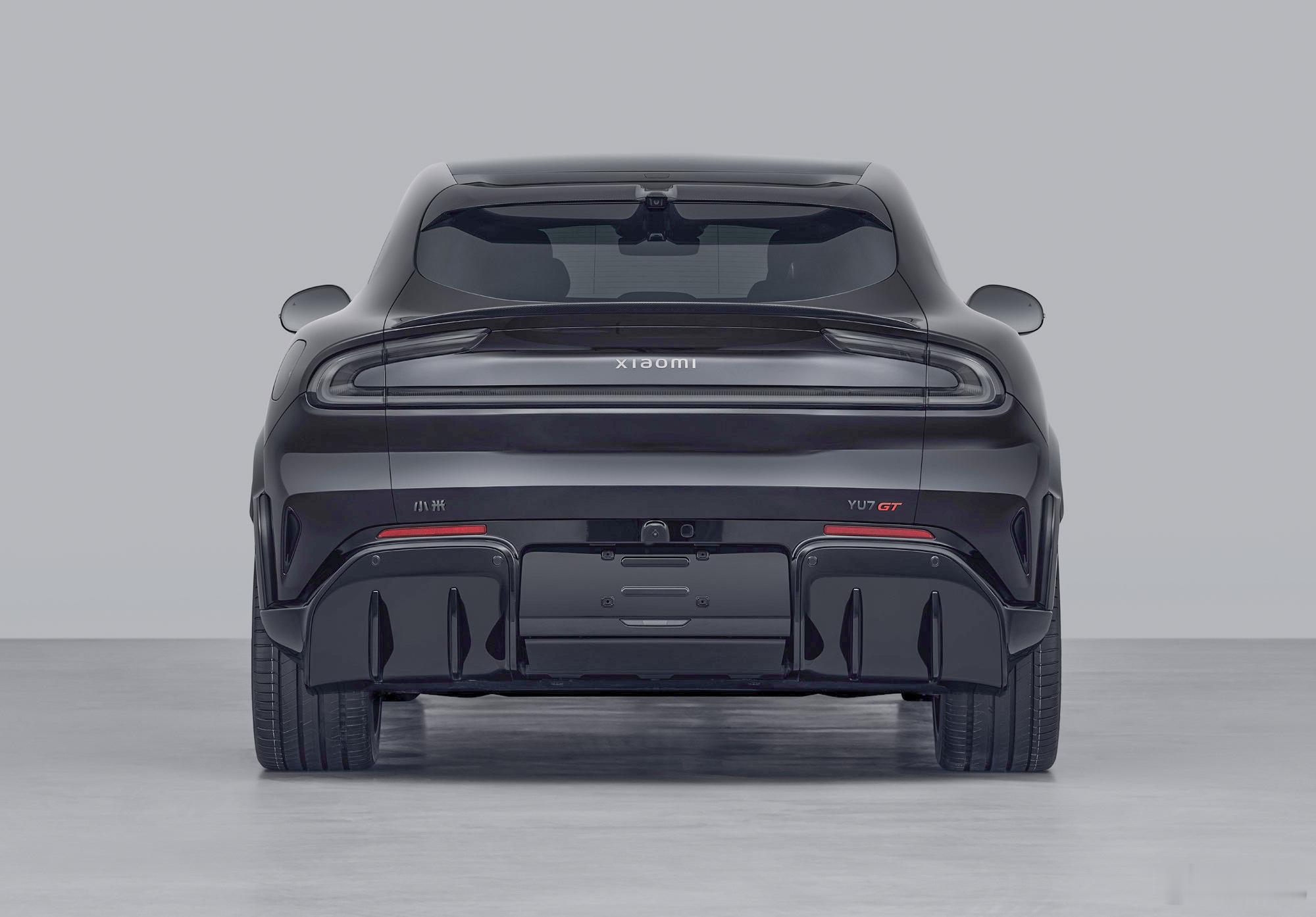 小米YU7GT申报图来了，果然把黑武士配色留给了GT版，运动尾翼+雷电拉花标识