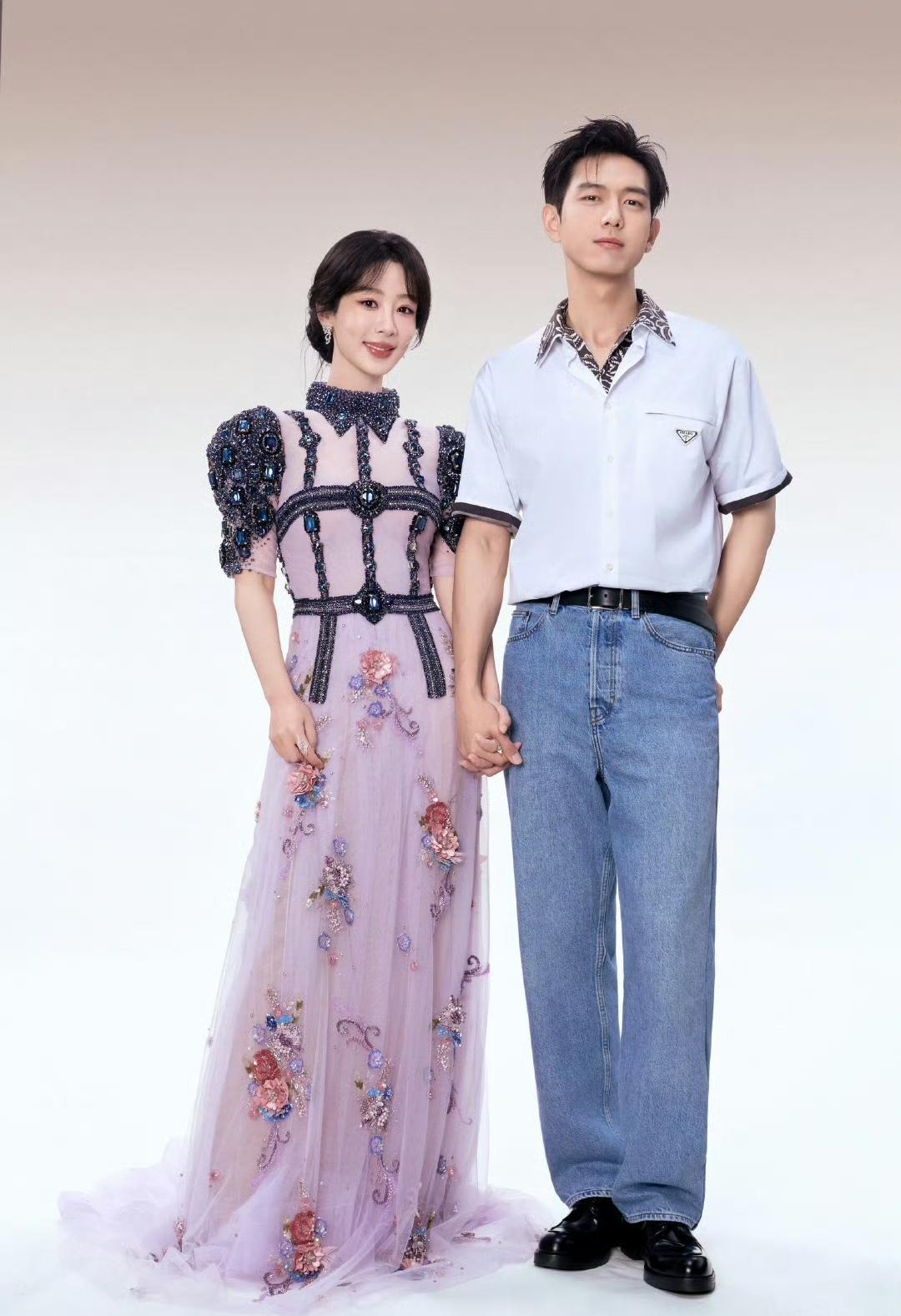 杨紫李现同框，十指相扣的样子好像情侣，浪漫养眼！除此之外，两人的穿搭也非常的