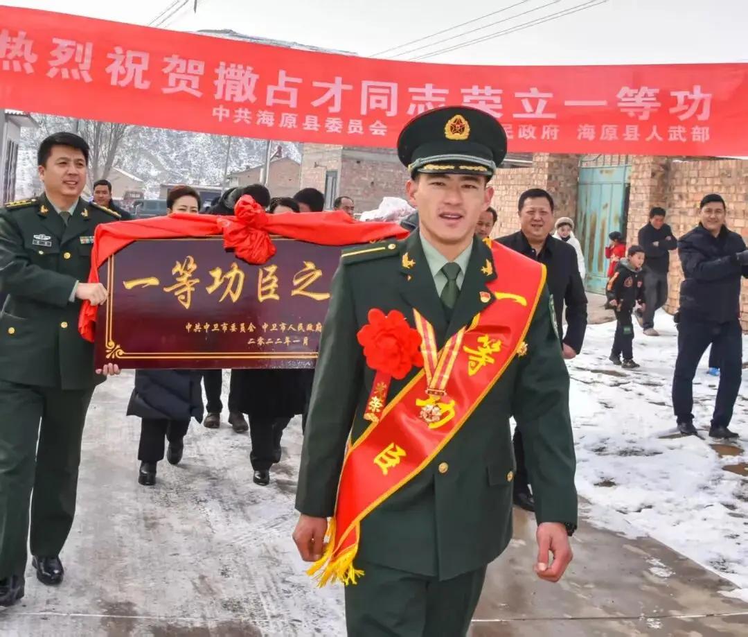 在读大学生荣立了一等功，这是干了什么惊天动地的事情，真让人好奇！看肩章还是学员