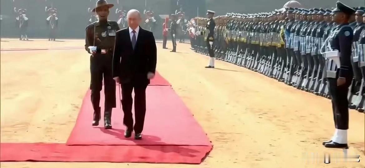 震惊，印度总统府大楼前面的地板居然没有硬化。12月5日，普京访问印度，印度总统