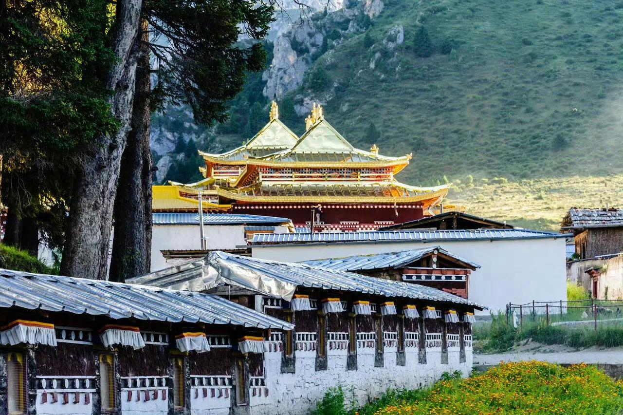 甘肃甘南，这里是离尘世最远的远方，有媲美西藏的神山、圣湖、草原、信仰，能满足每