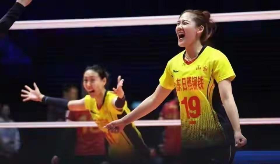 何祚庥先生喜欢看排球，时不时还予以点评，在天津女排比赛失利后他给网友爱晨留言表示