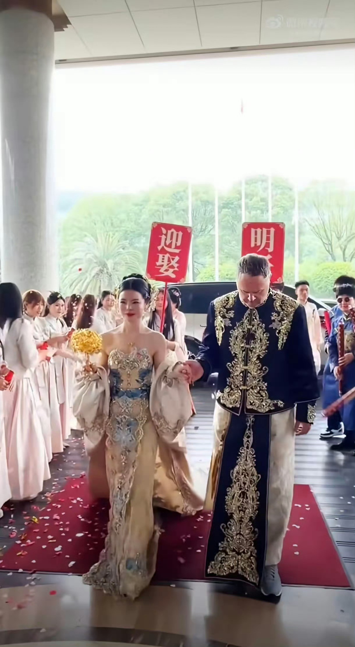 小仙女嫁个70岁老头子，满脸写着骄傲，好像在说：你们就羡慕我吧，老外也很懂礼数，