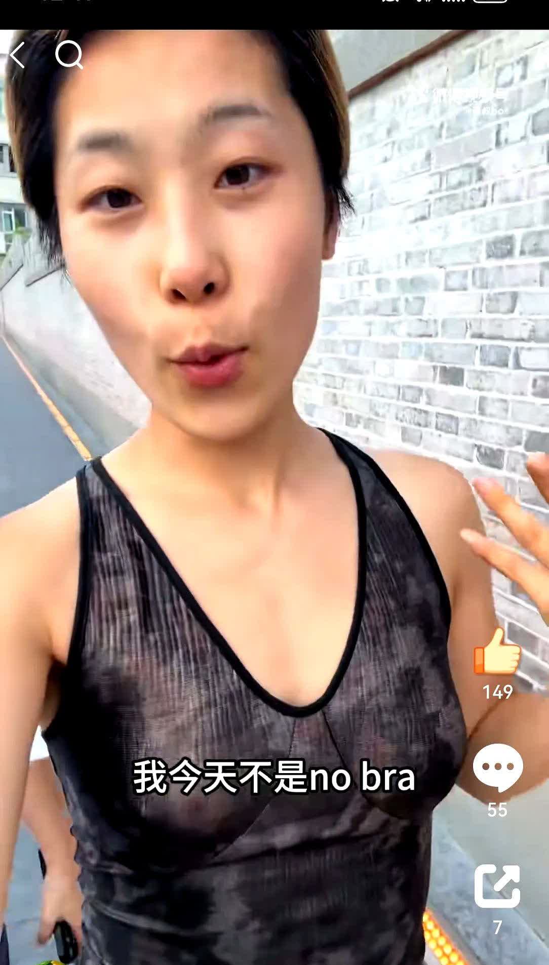 一女子在视频中吐槽，自己习惯真空穿背心锻炼，而路上经常会遇到一些猥琐男不怀好意的