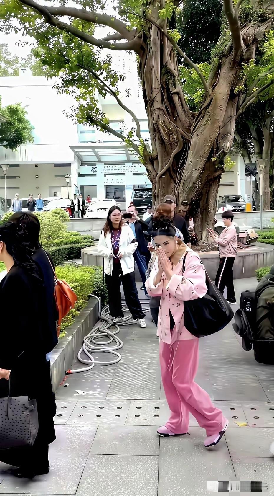 张柏芝在《一路繁花》里真的好谦卑，不管是在刘晓庆还是何赛飞这两位内娱前辈面前彬