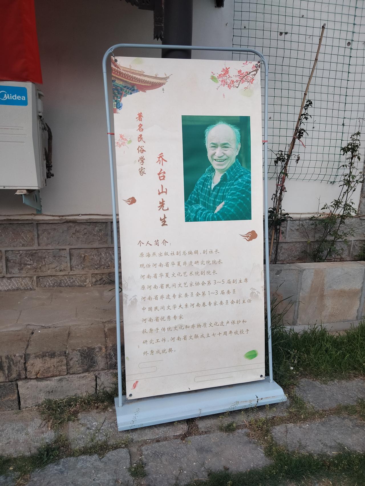公园里面的书屋，清雅脱俗，环境不错，还有手绘画，地板上也长满了青苔，砖头的缝隙里