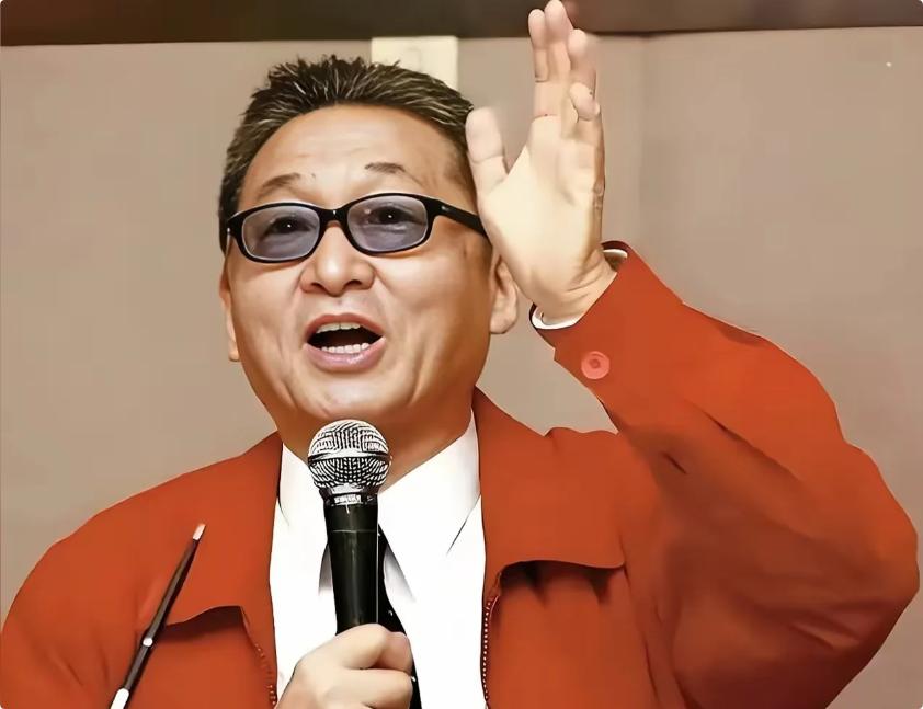 李敖说："你在人群里，笑容再标准，也没用；腰弯得再深，也没用；心再滚烫，也没用；