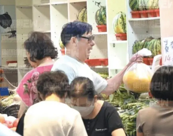 郭富城岳父是真真的一点不坑女婿的，郭富城养着岳父岳母，但是岳父去超市采购食材，可