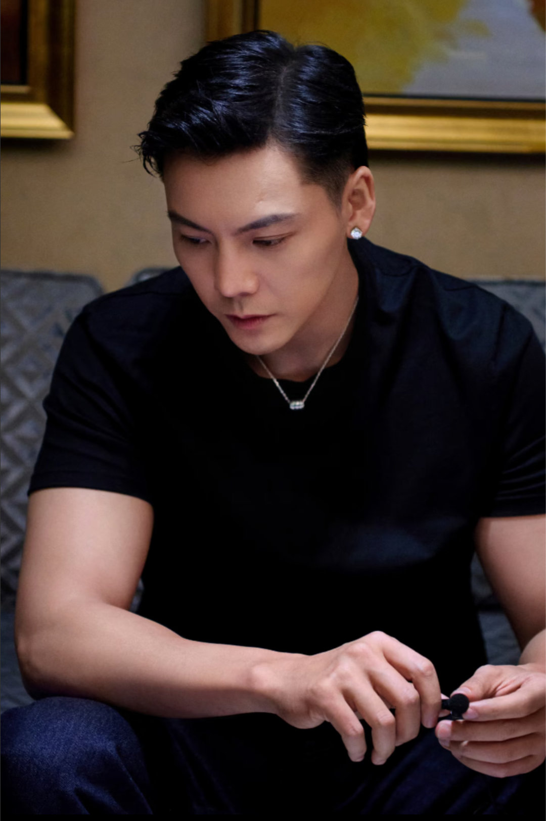 谁给陈伟霆搞的发型陈伟霆熟男感陈伟霆这波造型直接鲨疯了！利落剪裁搭配松弛质感，将