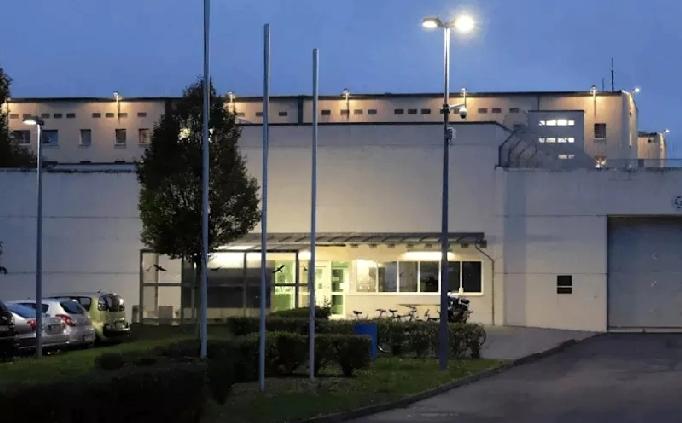 死亡之吻一名因涉嫌贩毒被关押的23岁男子，在接受女友探视时，通过接吻的方式，接