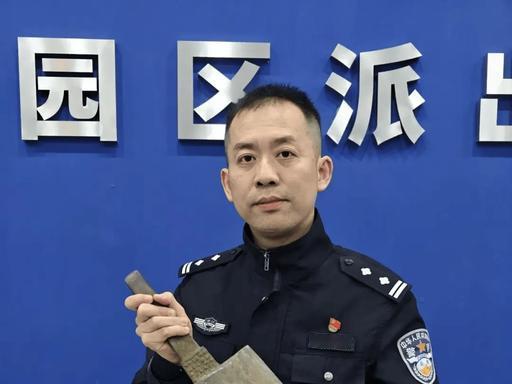 “捡到宝了！”近日，浙江湖州，一对老夫妻在河道边捡废品，发现了一块“铁疙瘩”，拿