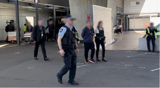丢人现眼，一名中国新能源企业海外负责人员因在茶叶里藏匿20000澳元行贿澳大利亚