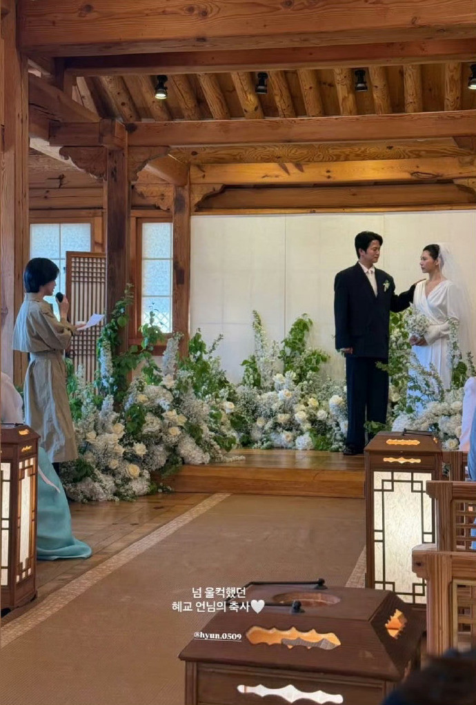 宋慧乔在朋友婚礼上致辞宋慧乔现身朋友婚礼温暖致辞，气质温婉从容，低调又大方，永
