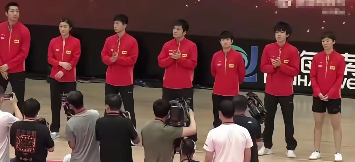 我真的快笑不活了！说王曼昱又被“孤立”了？国乒那颁奖视频我看一次笑一次，每次都能