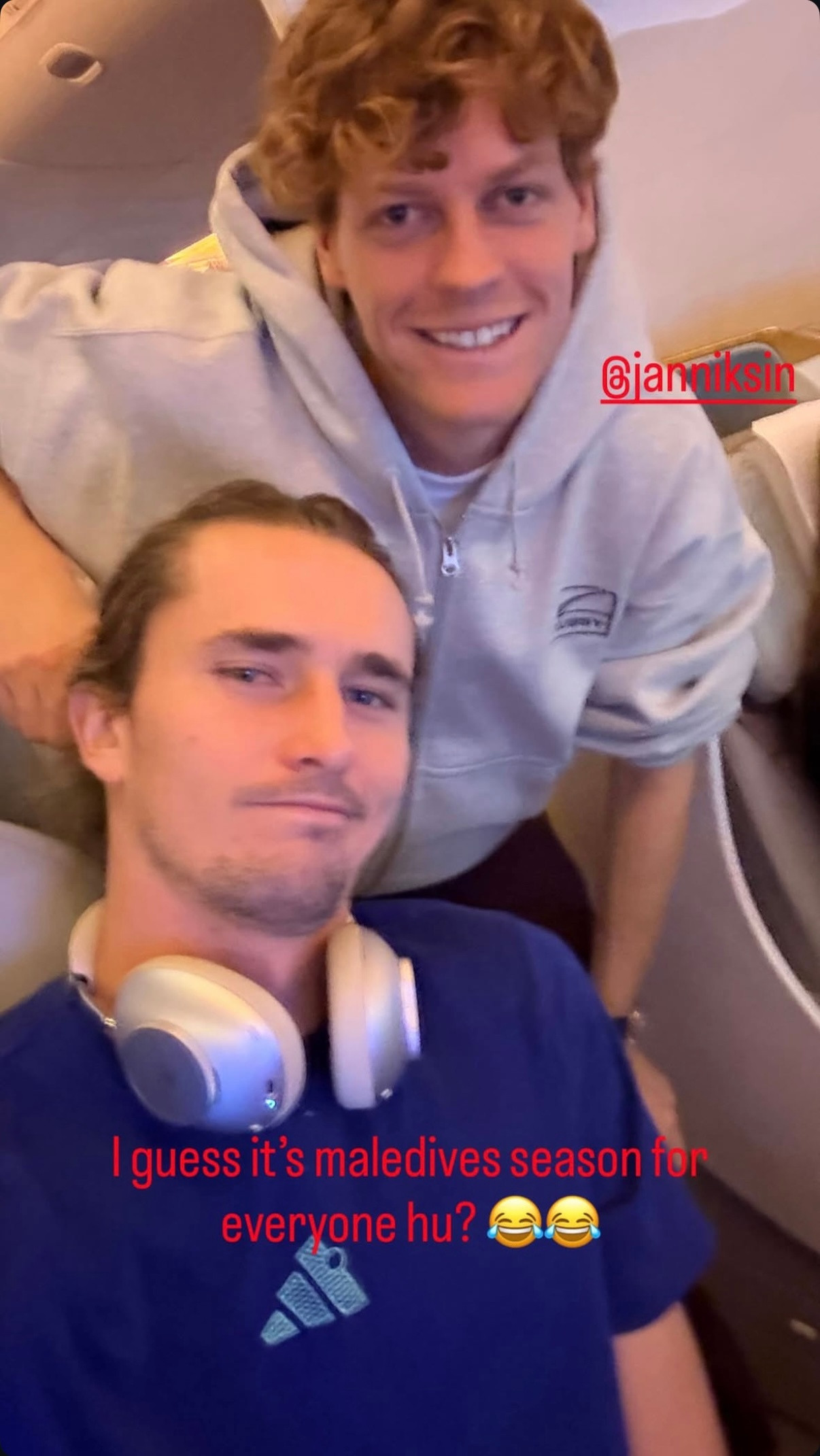 虽然在戴维斯杯赛场没能碰面，但辛纳和兹维列夫搭上了同一班前往马尔代夫度假的飞机，