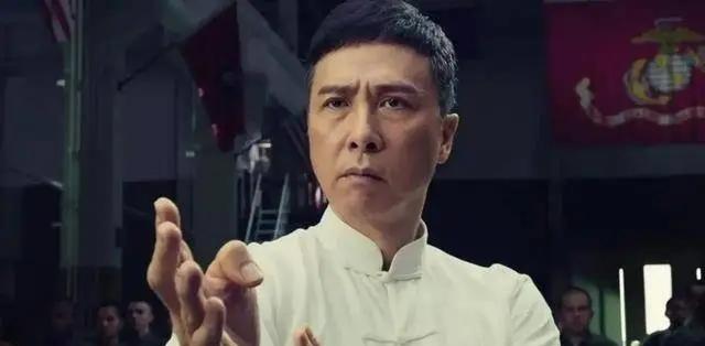 2008年，黄百鸣筹拍《叶问》时，他邀请李连杰出演叶问，可李连杰的片酬价格要1个