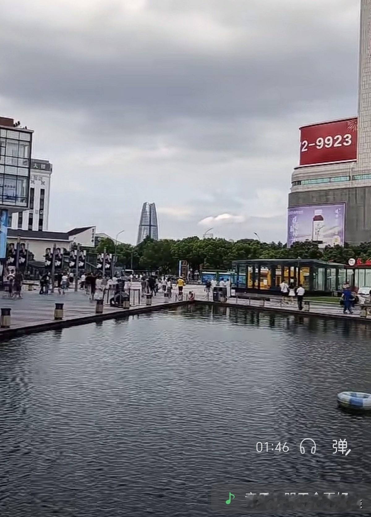 甲：快看，我在天一广场水街，看见浙江第一高楼-宁波中心大厦了。远处那栋玉米形状的