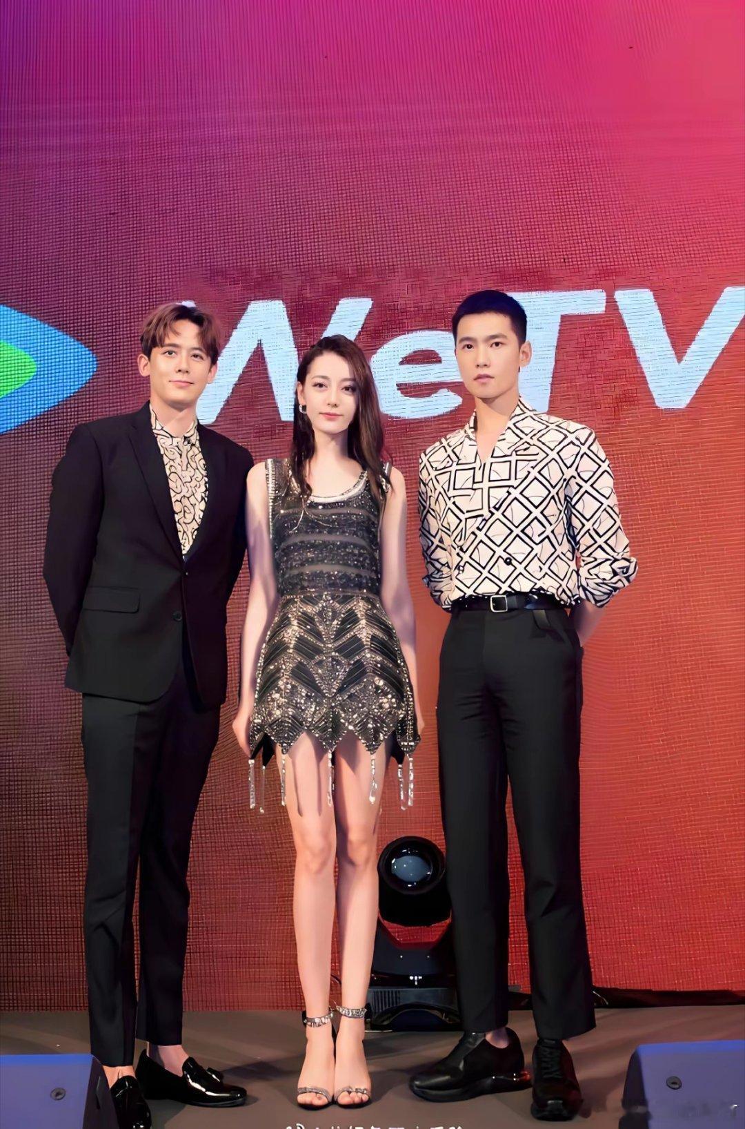 站在c位的大眼睛，长发披肩，长相漂亮的是迪丽热巴。右边是最帅气的杨洋。左边这位身