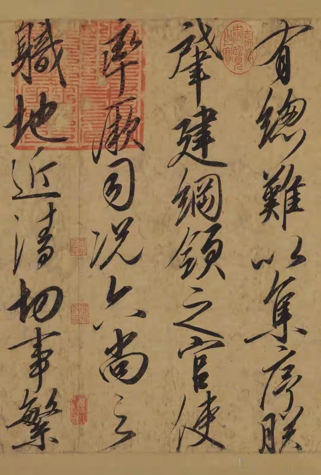 1924年冬天，溥仪被冯玉祥的军队赶出紫禁城。士兵们翻箱倒柜，没人注意到一件旧棉