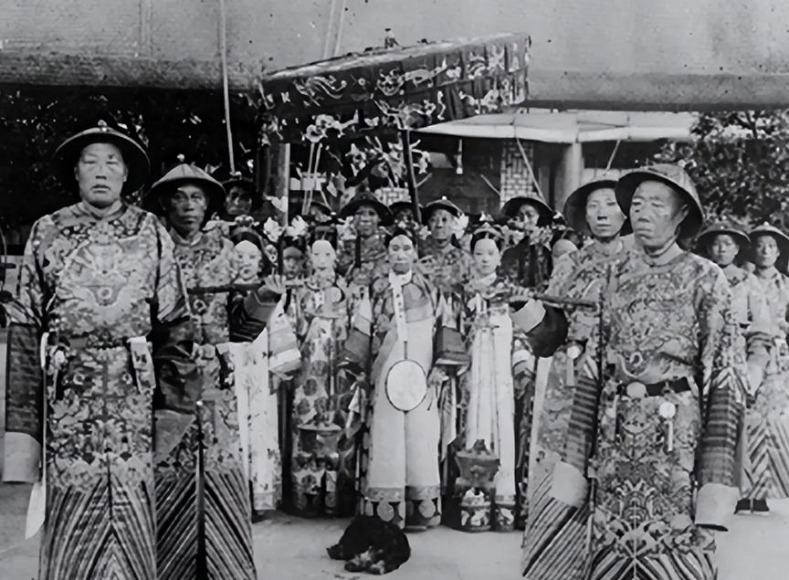 1900年，慈禧狼狈逃窜至山西首富乔家，临行时，慈禧让乔家借她10万两，乔致庸扑