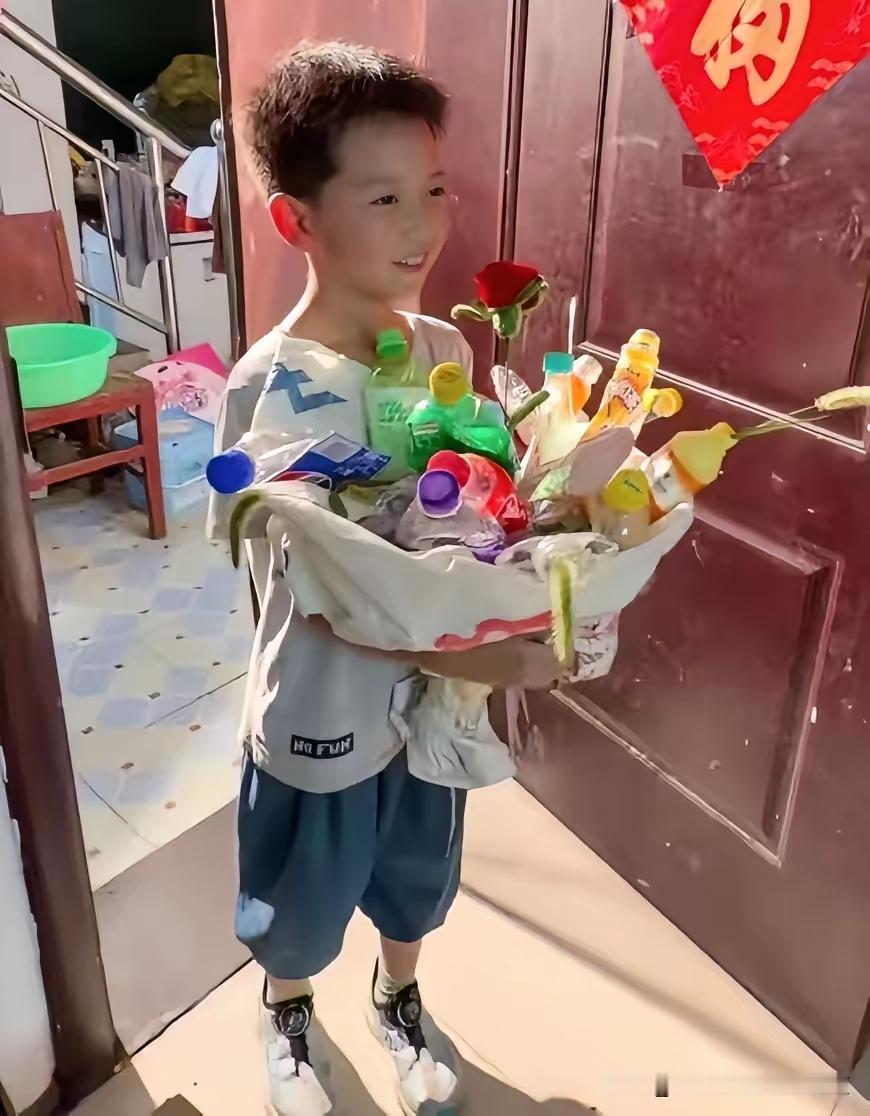 破防了！河南郑州，这个8岁男孩火了！他面对众多围观的大学生，勇敢的说出:"我妈妈