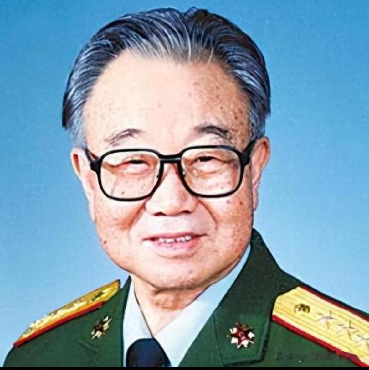 他26岁任南京军区司令员许世友的机要秘书，长达17年。50岁任沈阳军区政治部主任