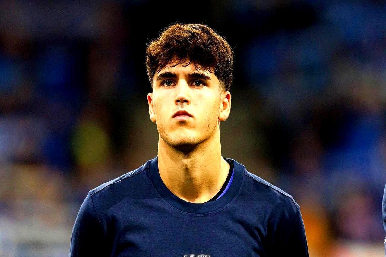 19岁的库巴西在更衣室通道里，对着身价数千万的队友怒吼。上半场就被灌了四个