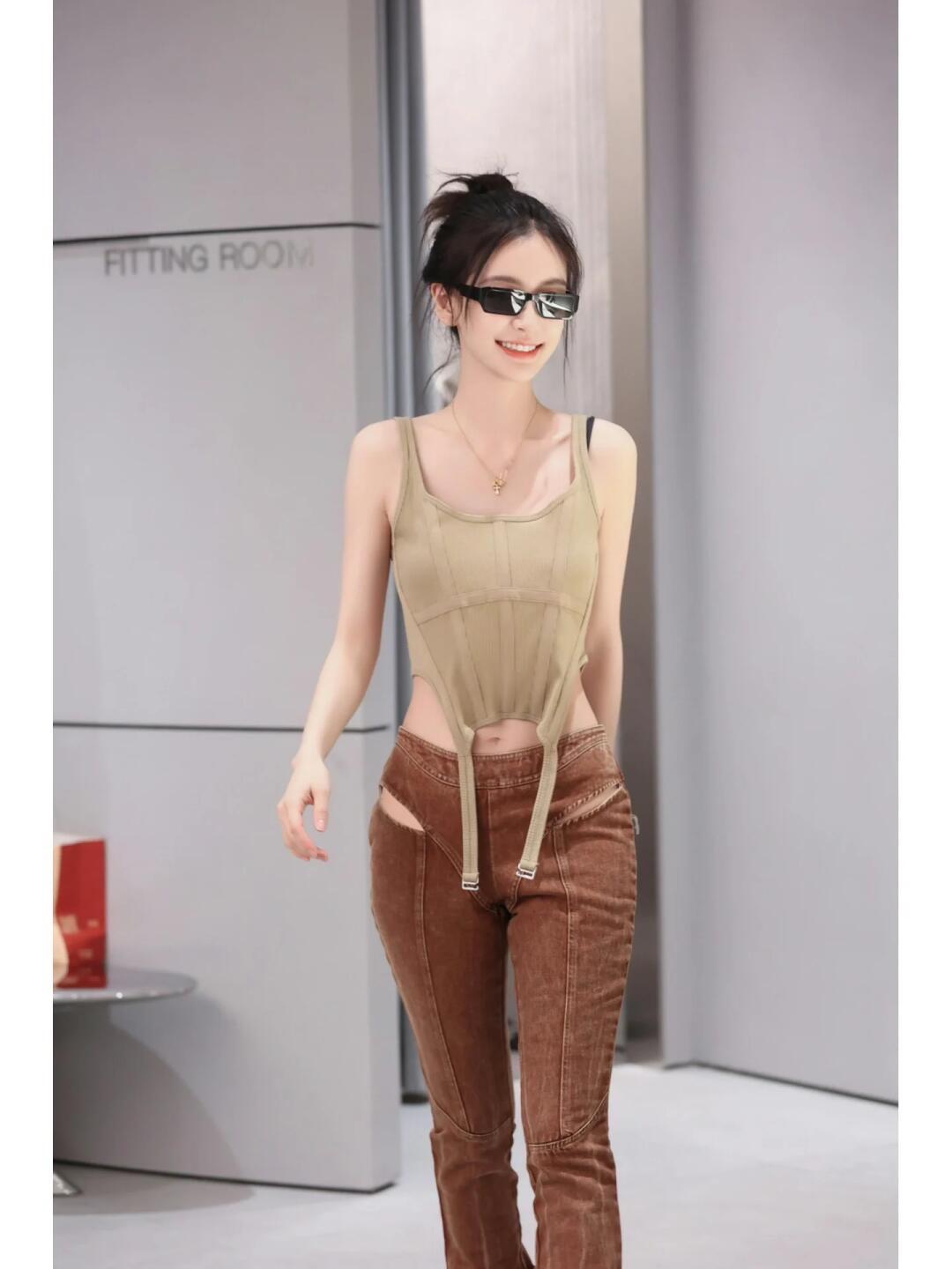 这条裤子也太适合杨颖了吧！杨颖尝试一种很新的穿搭思路女明星机场无定义穿搭早