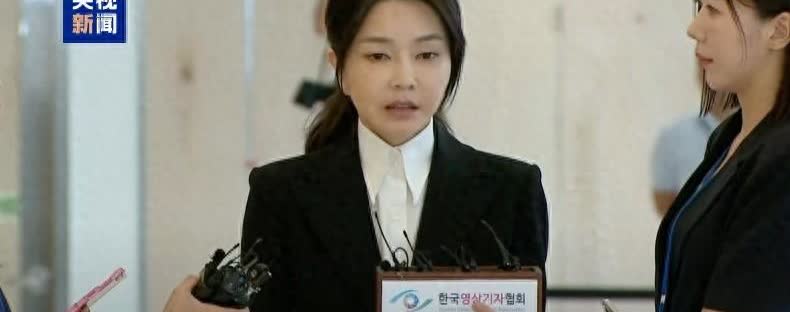 金建希即将迎来自己的苦日子，不过她态度好，做什么都配合，甚至亲自去法院出席拘捕必