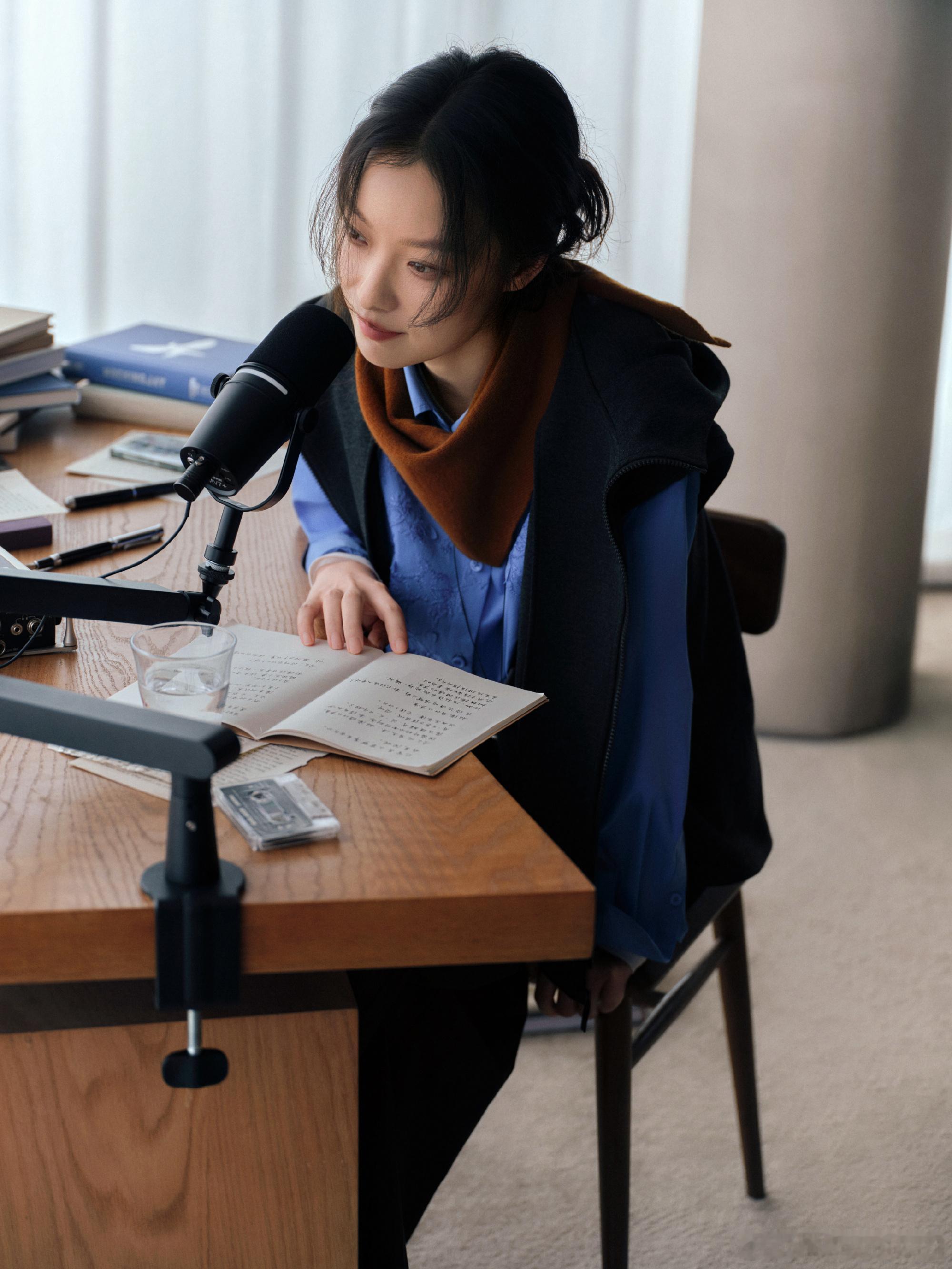 播broadcast品牌代言人倪妮秋冬大片里，她把播的淡雅气质刻进了镜头里。电