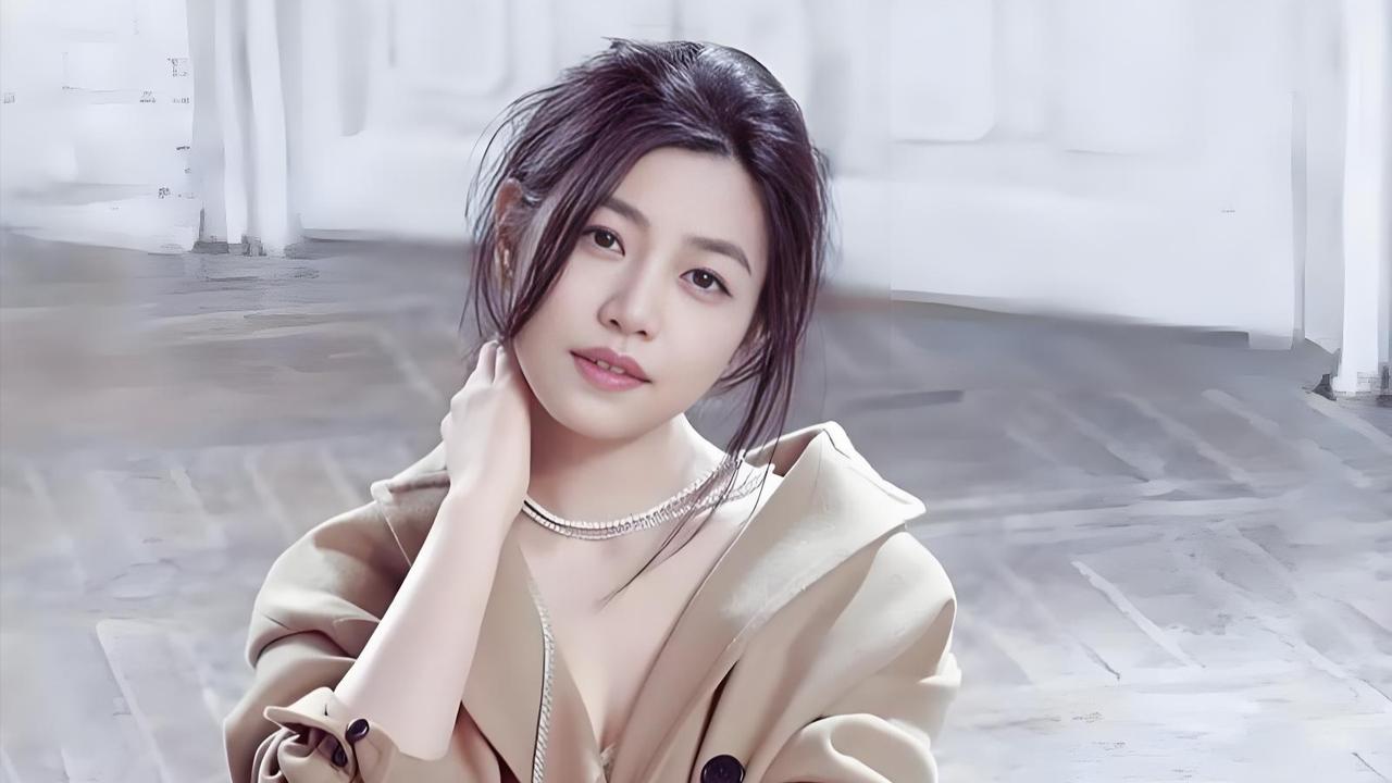 陈妍希近日突遭意外，跟腱断裂的消息令人震惊。这个突发状况不仅打乱了她原本紧凑的工