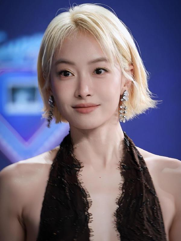 今天宋茜在出席时尚活动的时候搭配了一件黑色的裙子，尽显优雅高贵气质。她这次特