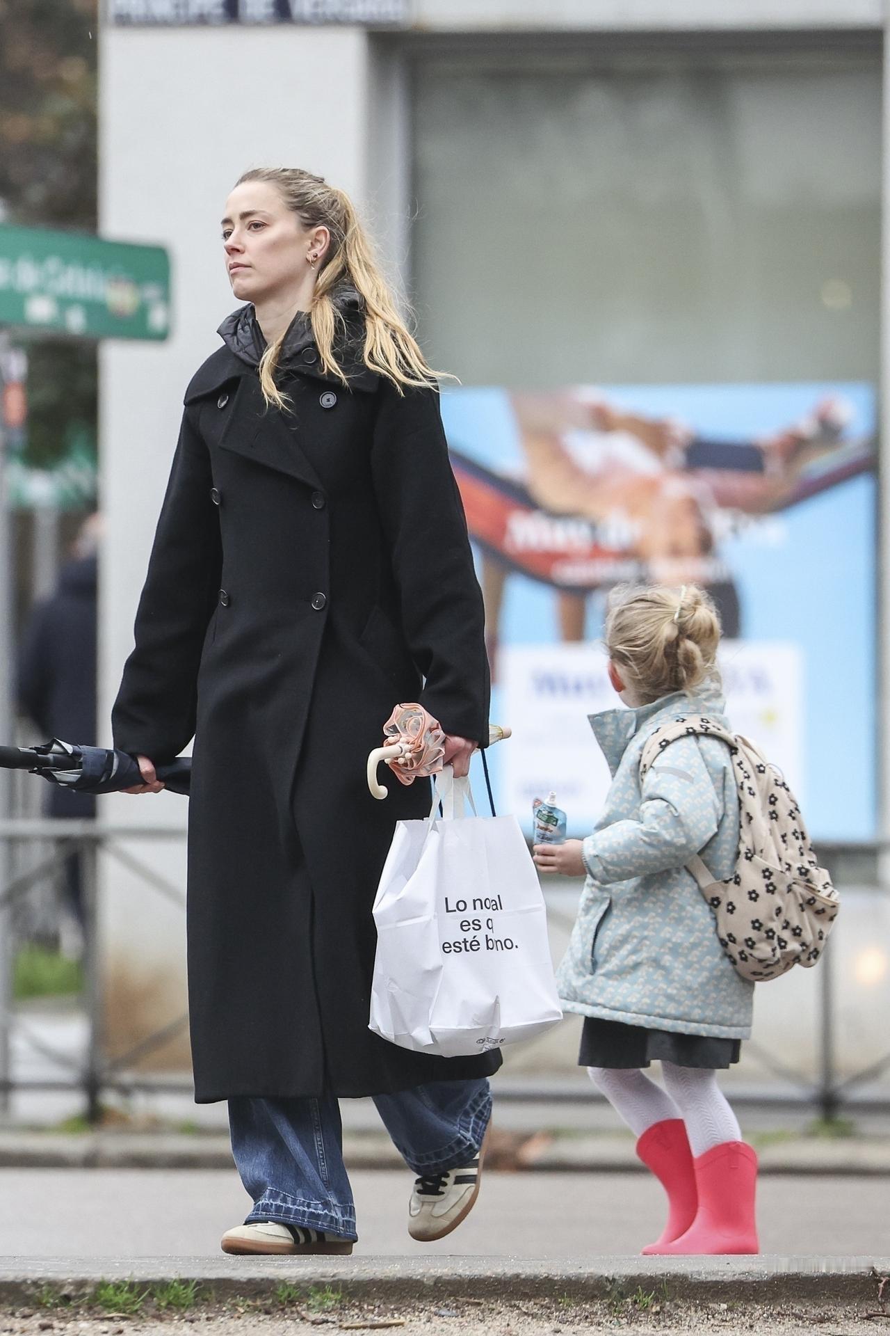 有人在西班牙马德里拍到艾梅柏·希尔德和她的女儿外出。艾梅柏·萝拉·希尔德美国演