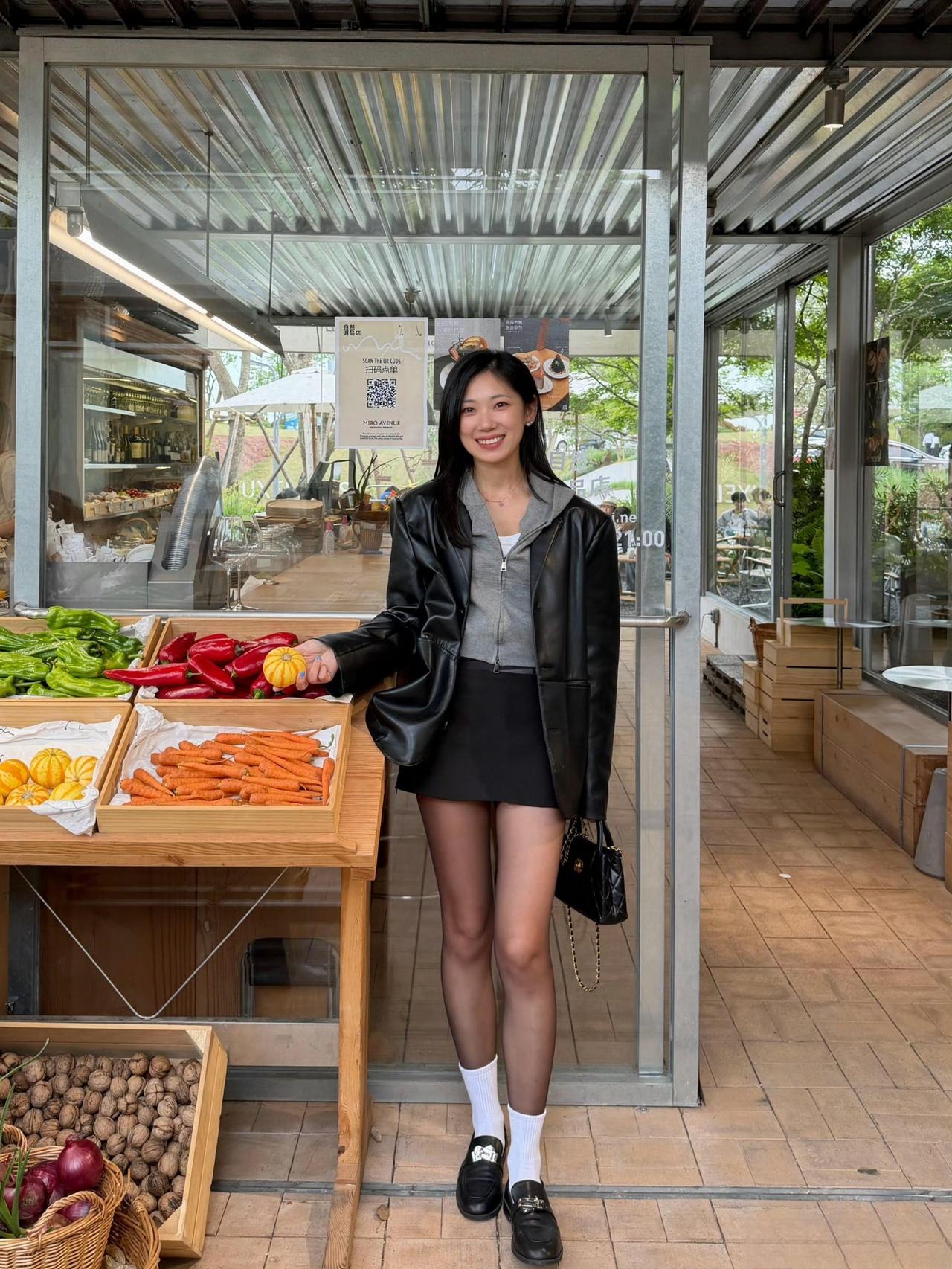 这套是“酷飒休闲风”穿搭，混搭元素碰撞出松弛的时髦感：-内搭选了灰连帽卫