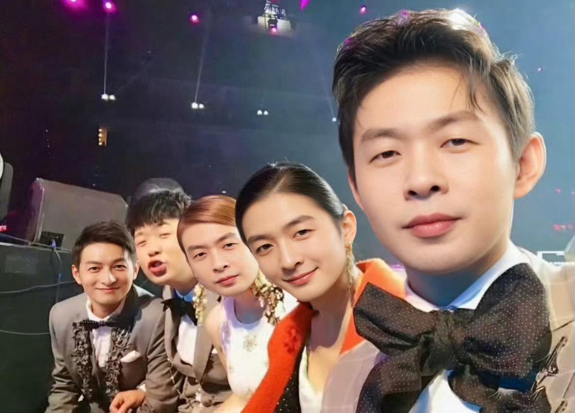 网友A：杜海涛说“我们是共用一张脸呀”，直接把快乐家族撞脸这话题玩炸了，全网都在