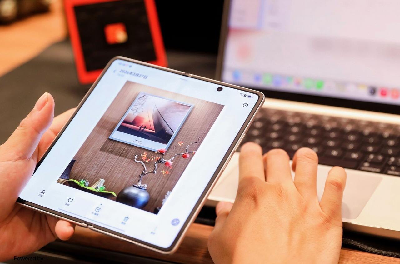 对比了这么多大屏折叠屏，还是荣耀MagicV6的多屏交互最实用。作为真正的