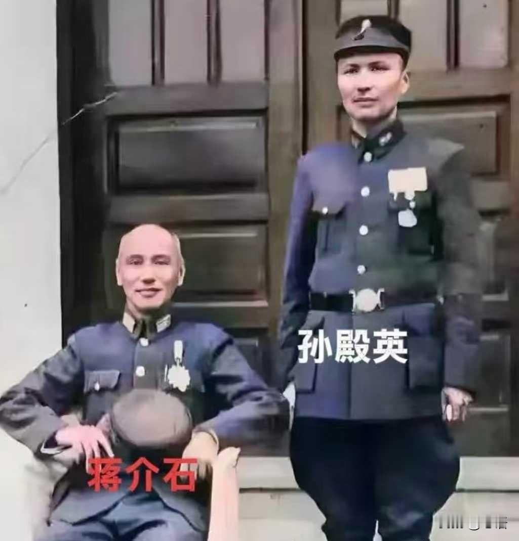 1946年蒋介石孙殿英合影，藏着毫无底线的利益算计1946年，蒋校长与孙殿