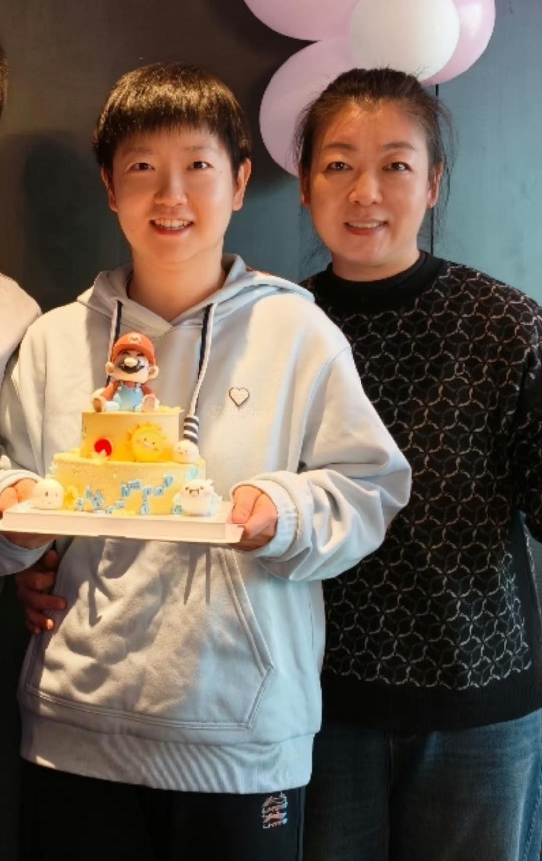 和爸爸妈妈一起过生日的孙颖莎[赞][笑着哭]！莎莎和爸爸妈妈长得好像啊，尤其像妈