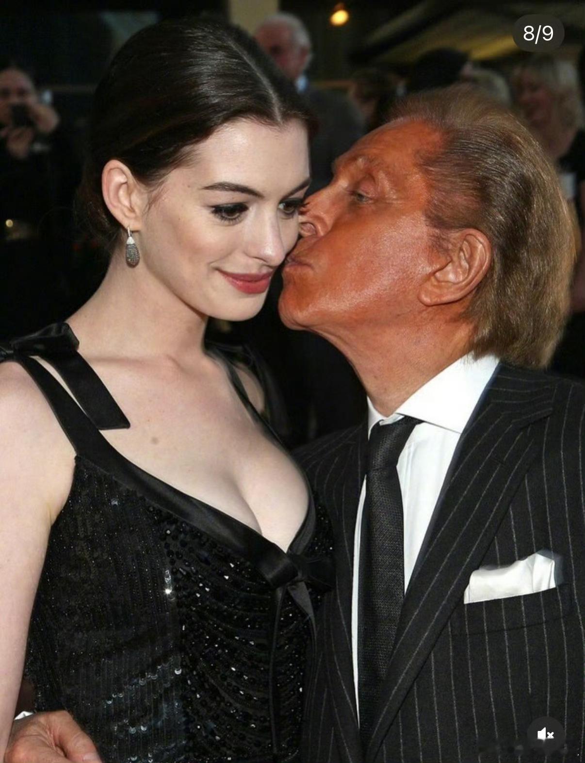 安妮海瑟薇悼念华伦天奴安妮海瑟薇的婚纱是华伦天奴定制的21日，安妮·海瑟薇发文