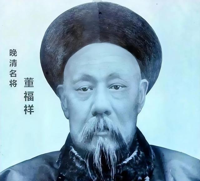 1895年深秋，数千回民跪在西宁城下，绝望地挥舞着白旗乞降。城墙之上，甘
