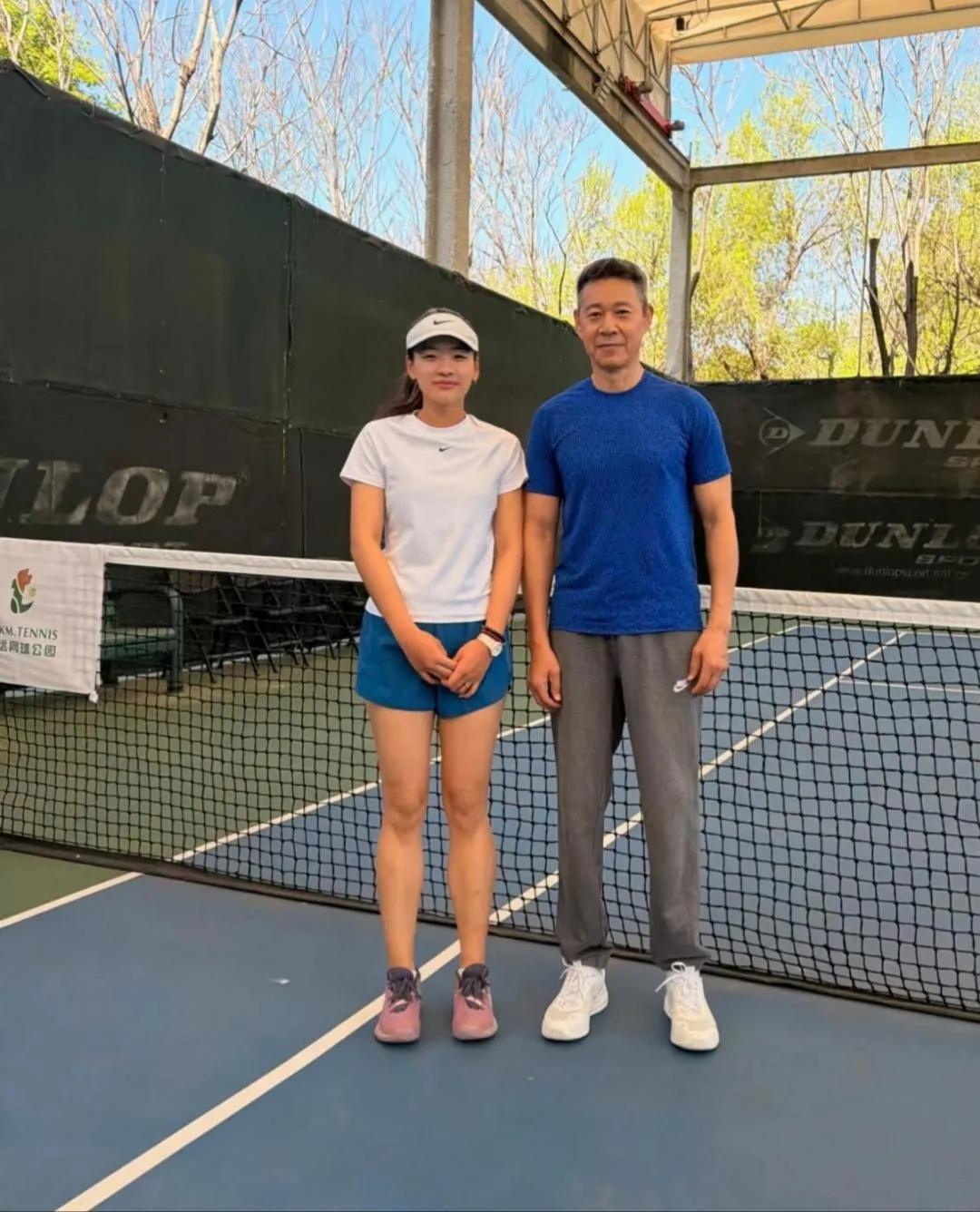 70岁张丰毅在昆明体育馆打网球被偶遇，他看起来好年轻，身材健硕，胸肌饱满，真的很