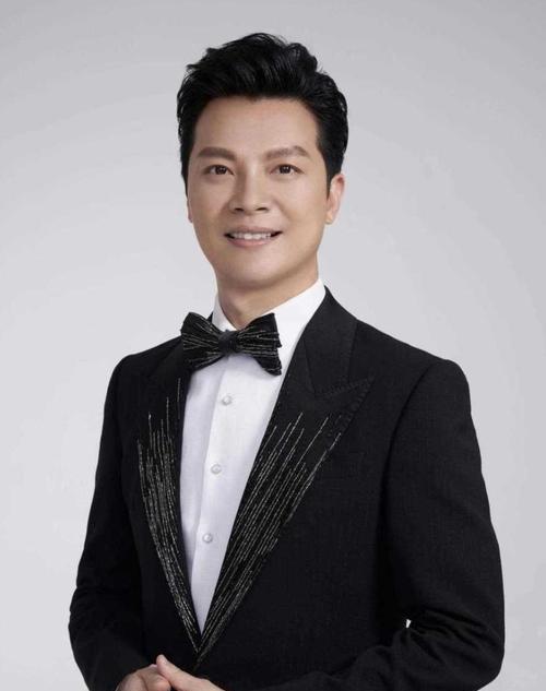 央视跨年这主持阵容，就是王炸首发！任鲁豫这“定海神针”坐镇主会场，撒贝宁这“全