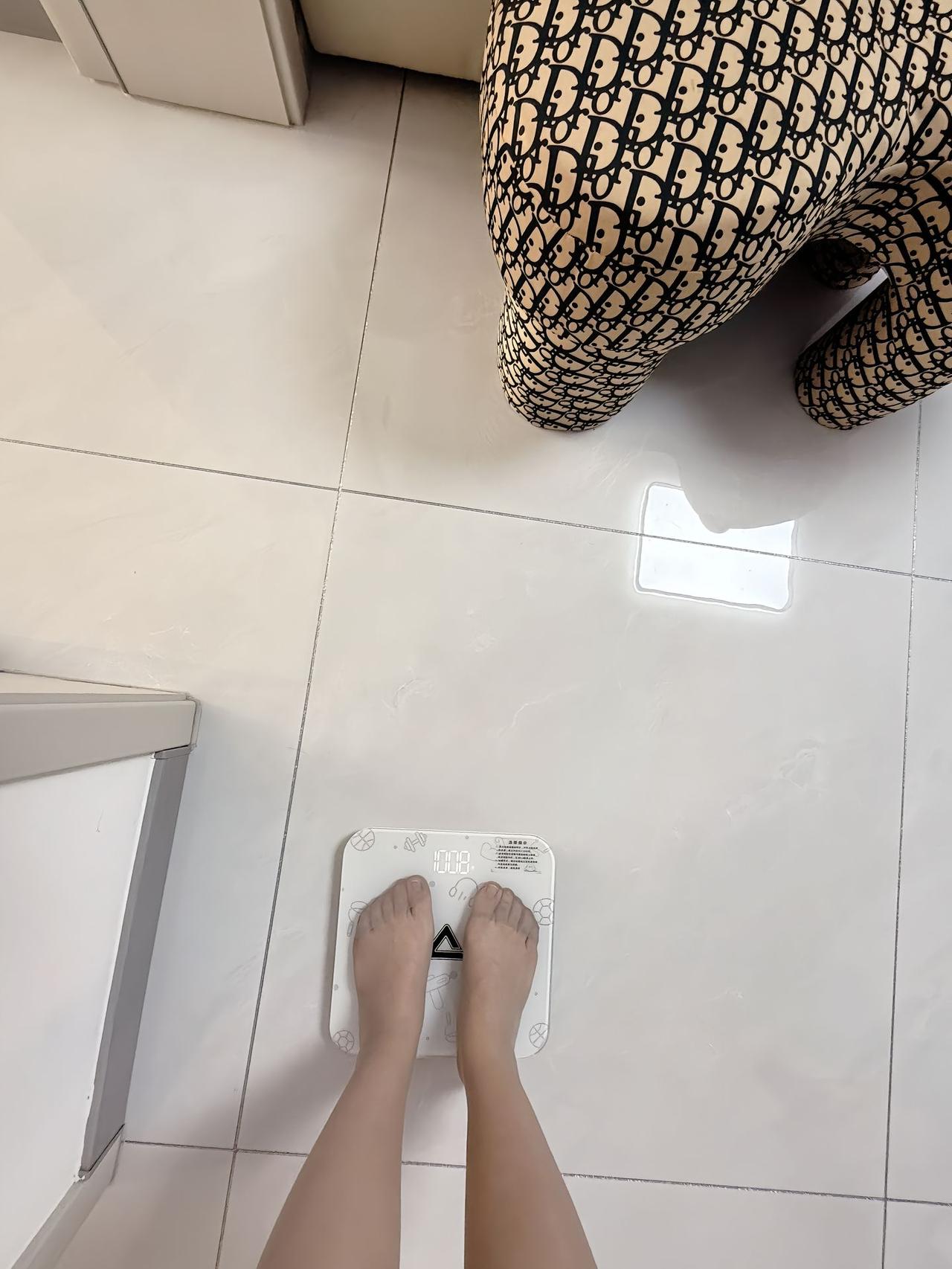 好不容易把体重维持在108斤，每天都要拒绝奶茶、火锅的诱惑，减肥人的痛谁能懂？有