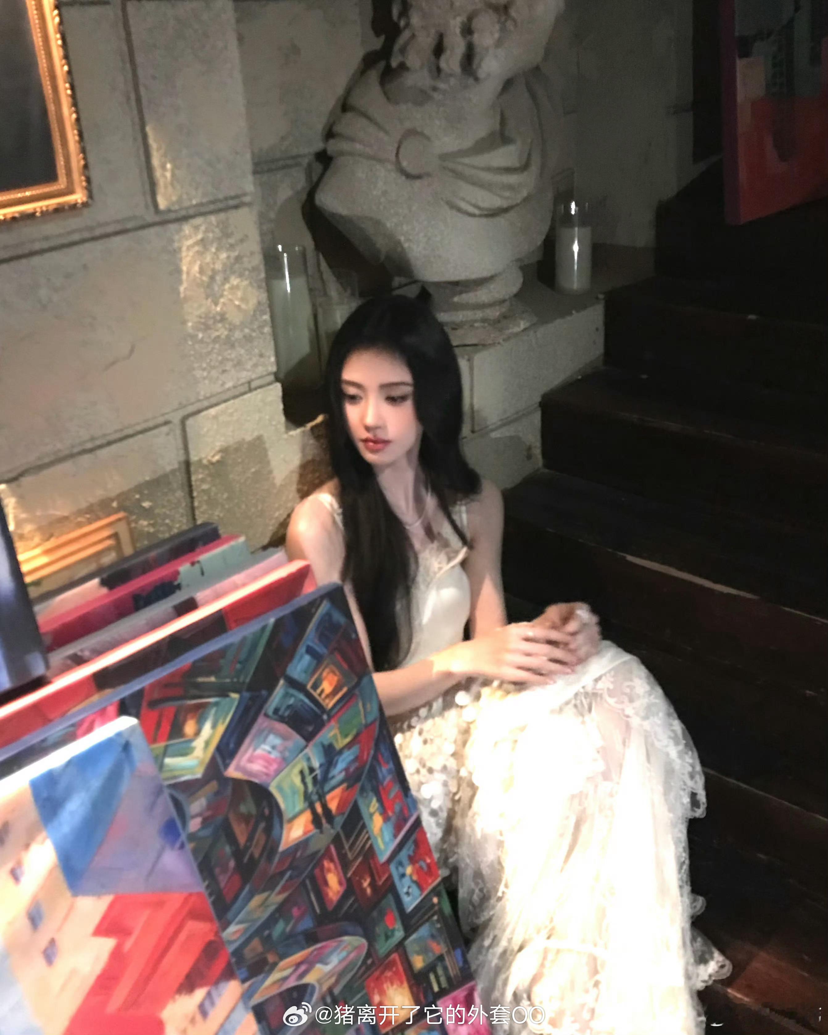 鞠婧祎苏绿夏营业花絮图，去看艺术展的豪门千金！！