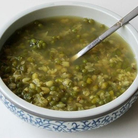 今天喝绿豆汤了。有人说绿豆汤解药，由于常常不是吃这药就是那药，所以到了