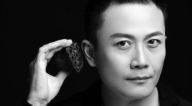 2006年，一个男人为凤凰传奇写了一首歌。没想到一听完小样，玲花就把它扔了：“这