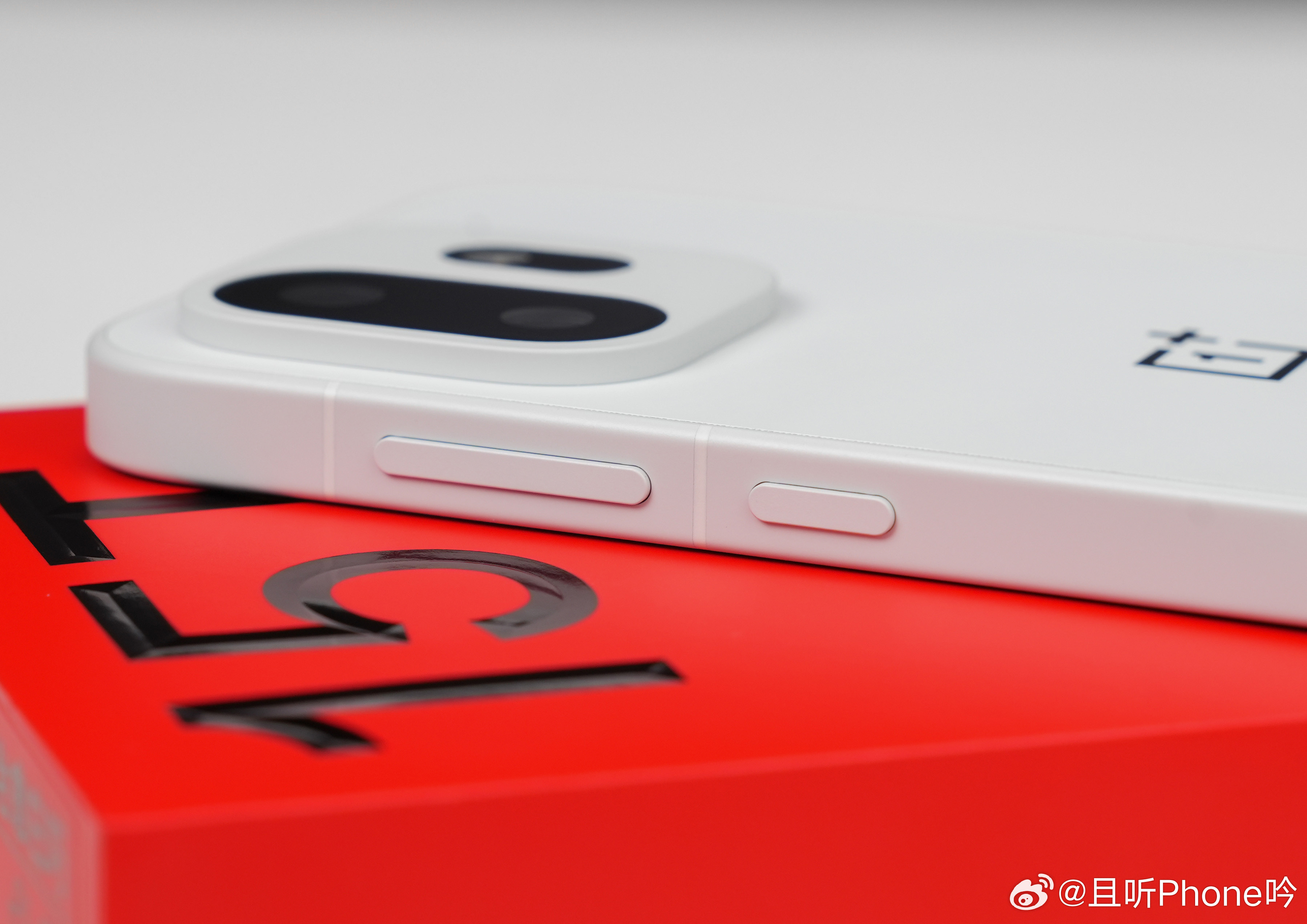 其实像一加15T这种精致小屏机型，我更建议大家直接去线下摸摸，手感和触感这东西只